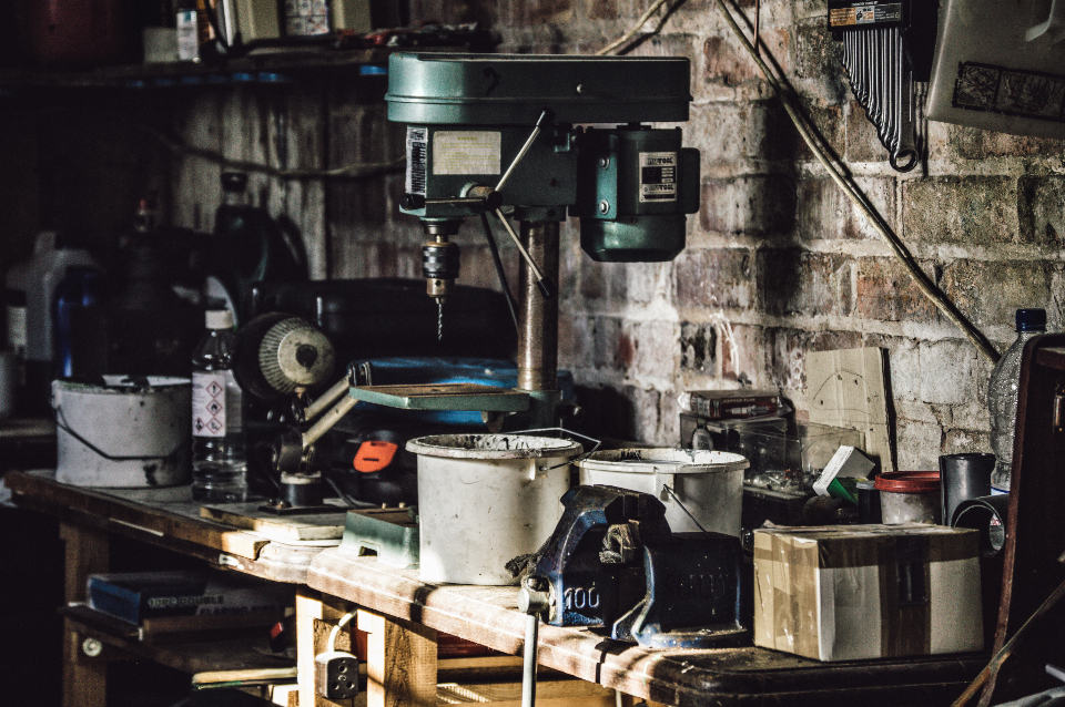 Atelier de mécanique, perceuse à colonne et établi